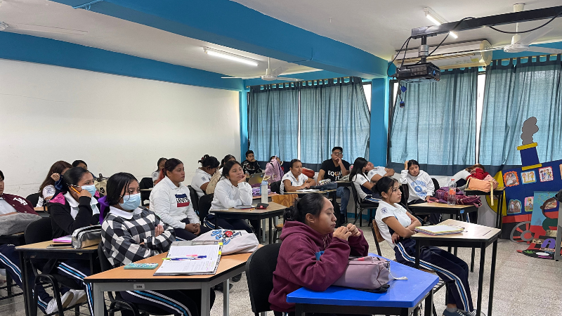 Estudiantes del CREN en un aula de formación