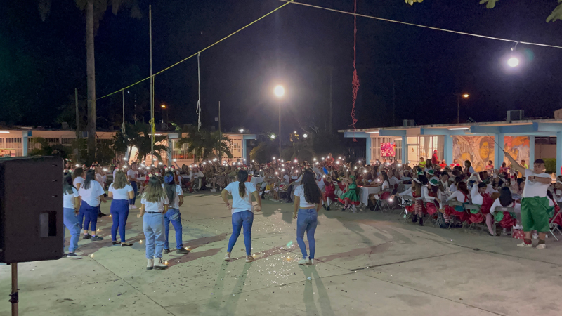 Actividad de la comunidad del CREN en un espacio abierto